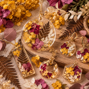 Bijoux transparents en résine avec inclusions de fleurs séchées jaunes, roses et bordeaux, pendentifs et boucles d'oreilles